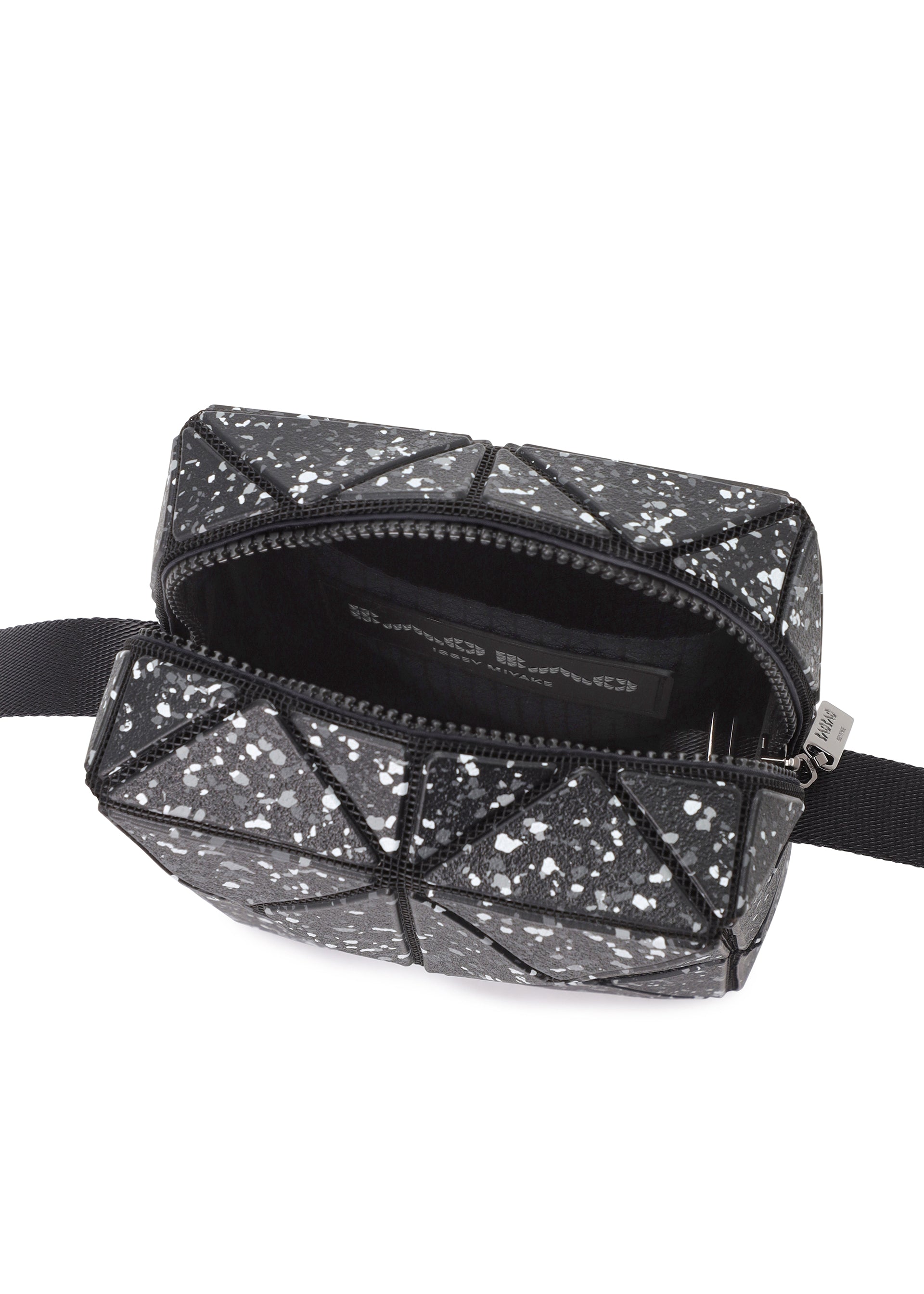 Issey Miyake City crossbody kabelka stone gray matná