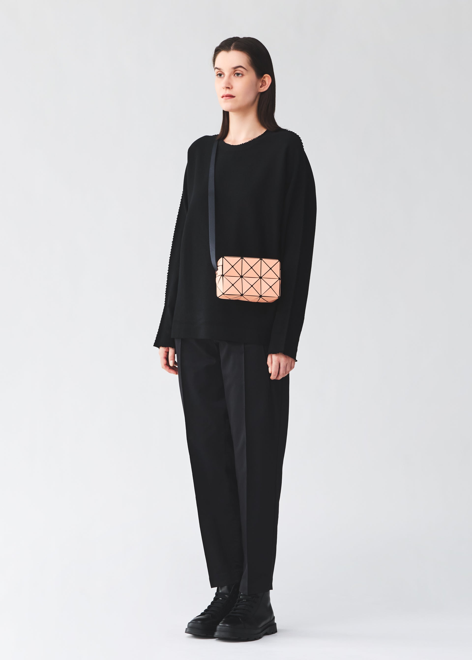 Issey Miyake Cuboid crossbody kabelka smetanová