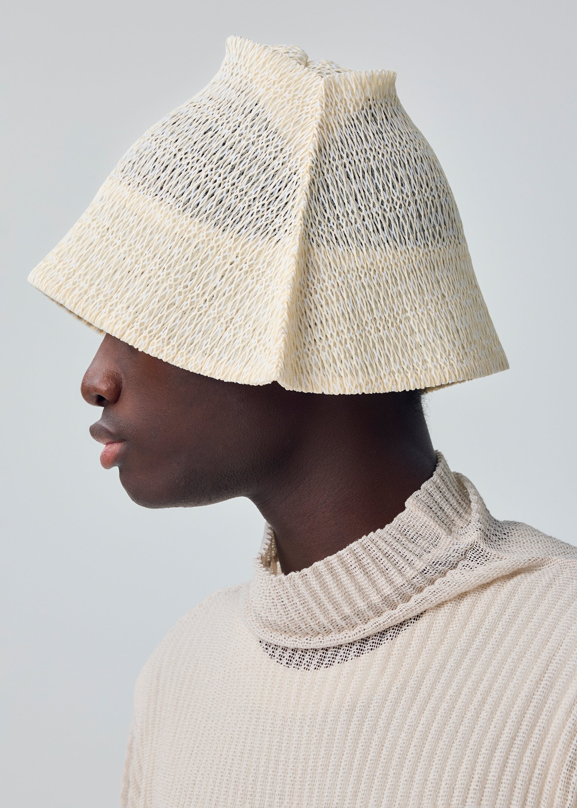 Issey Miyake Mesh Pleats klobouk bílý