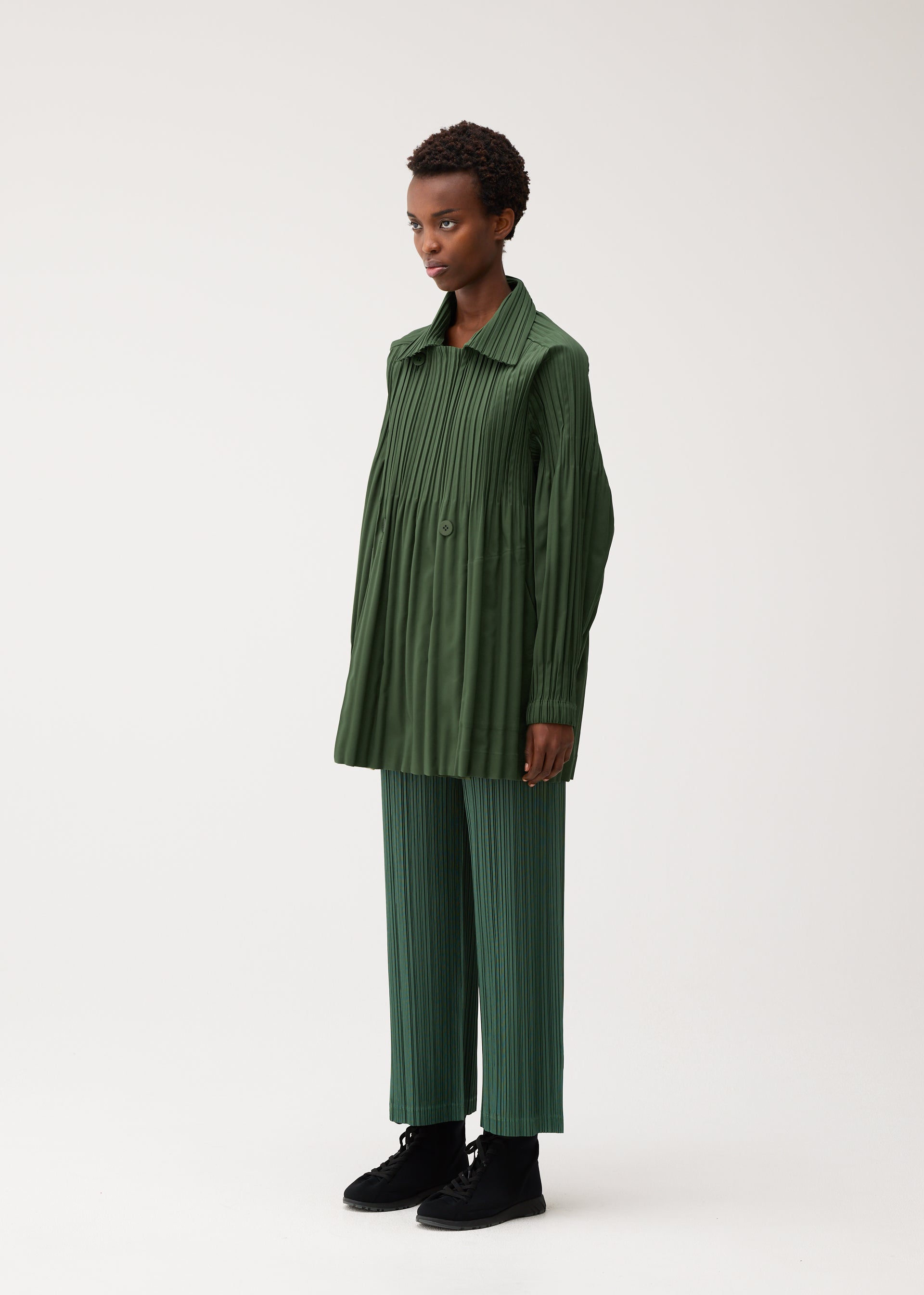 PLEATS PLEASE ISSEY MIYAKE SMOOTH COAT kabát černá
