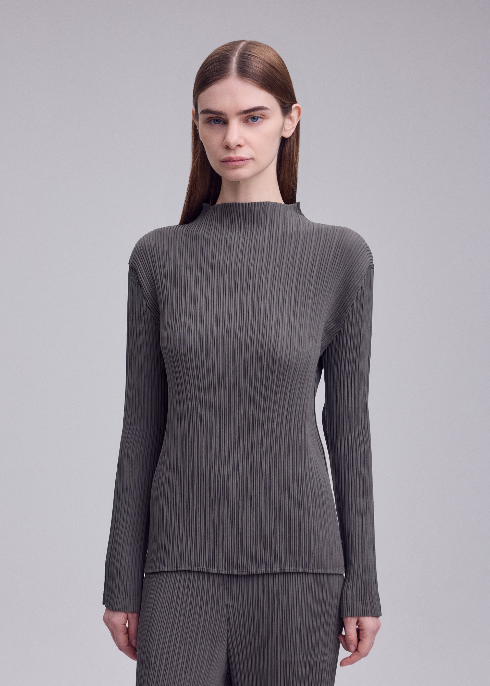 Issey Miyake HATCHING PLEATS top šedý s rolákem