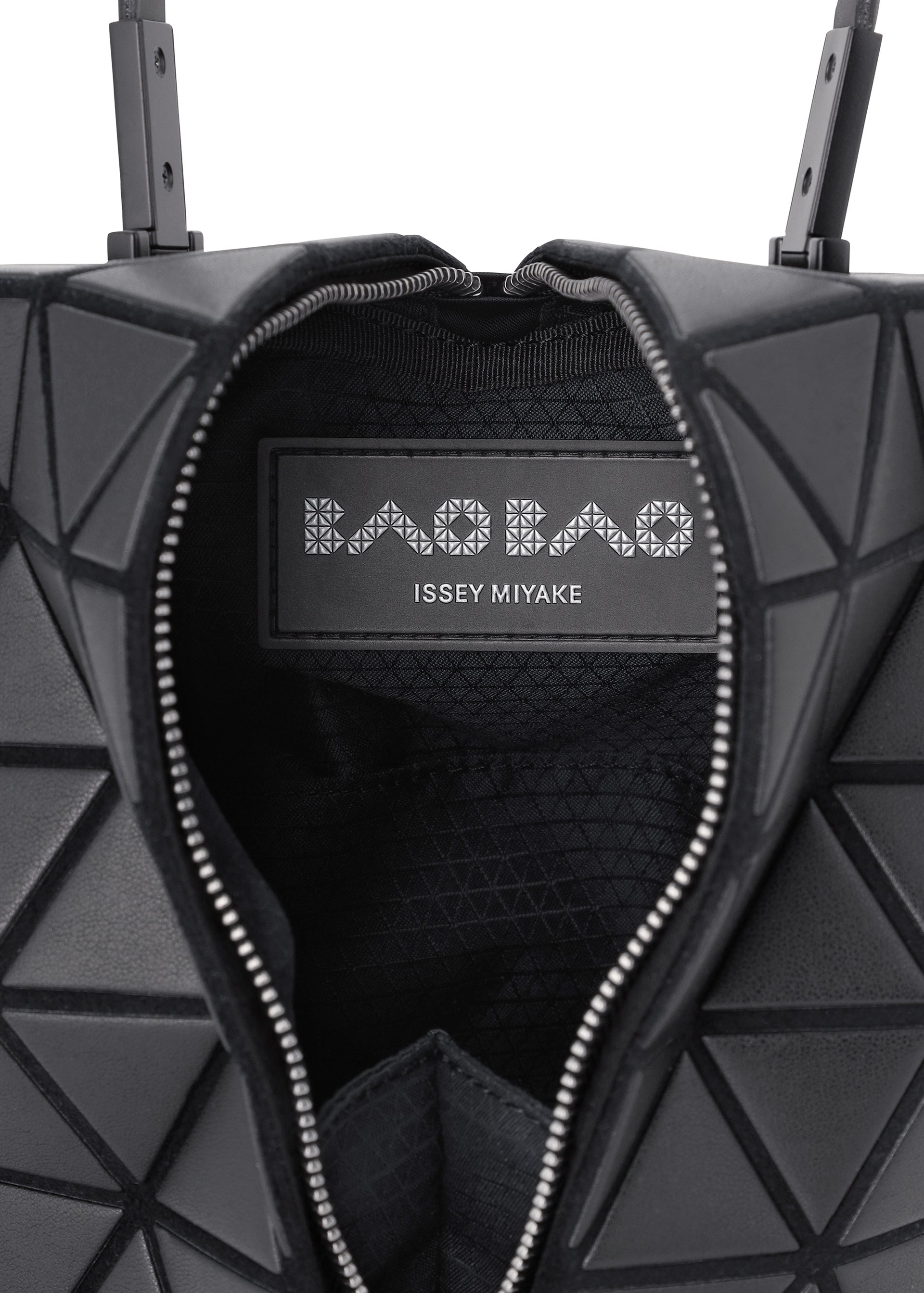 Issey Miyake Torso kabelka matná černá trojúhelníková