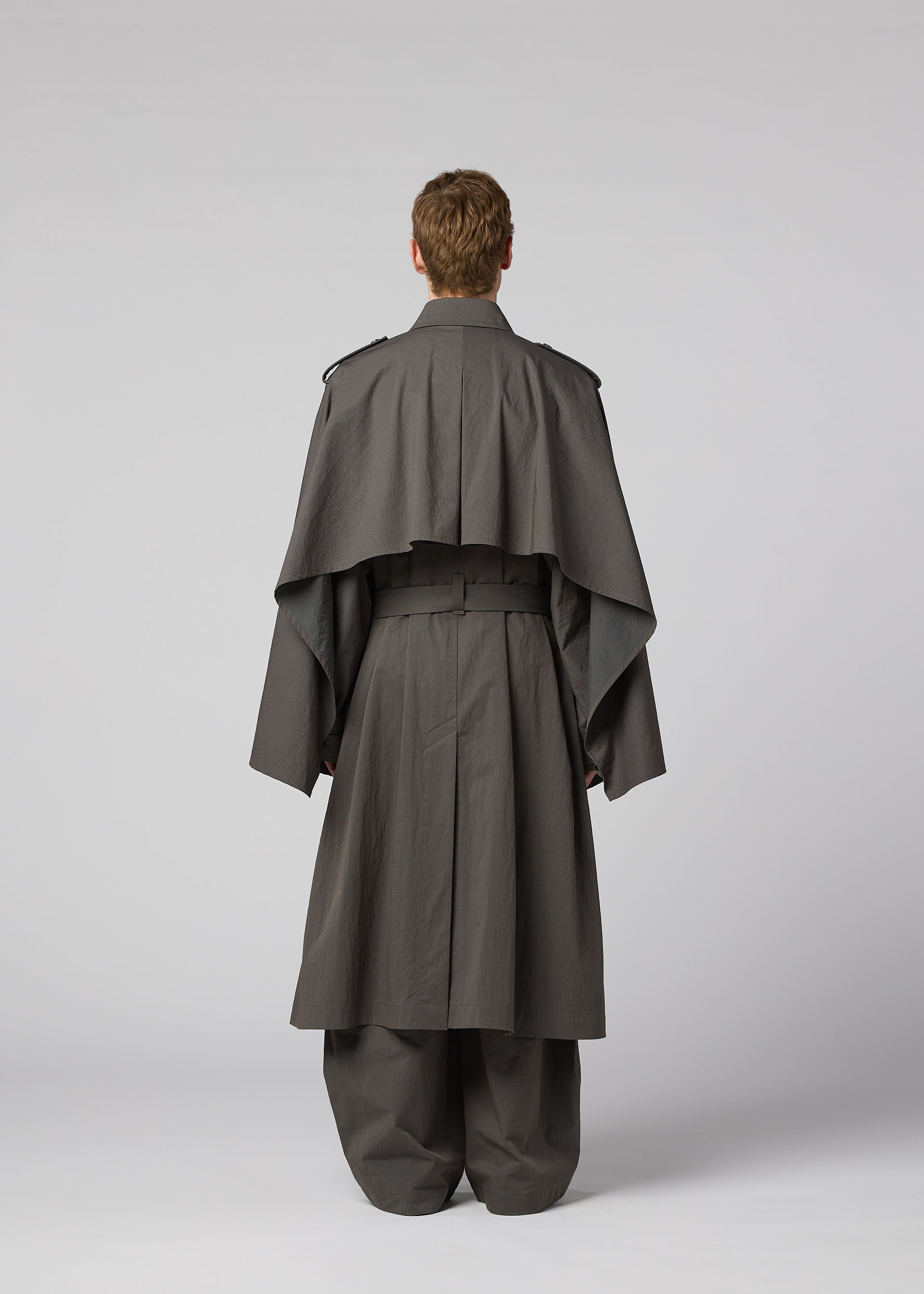 Issey Miyake Overlap kabát hnědý lehká bavlna