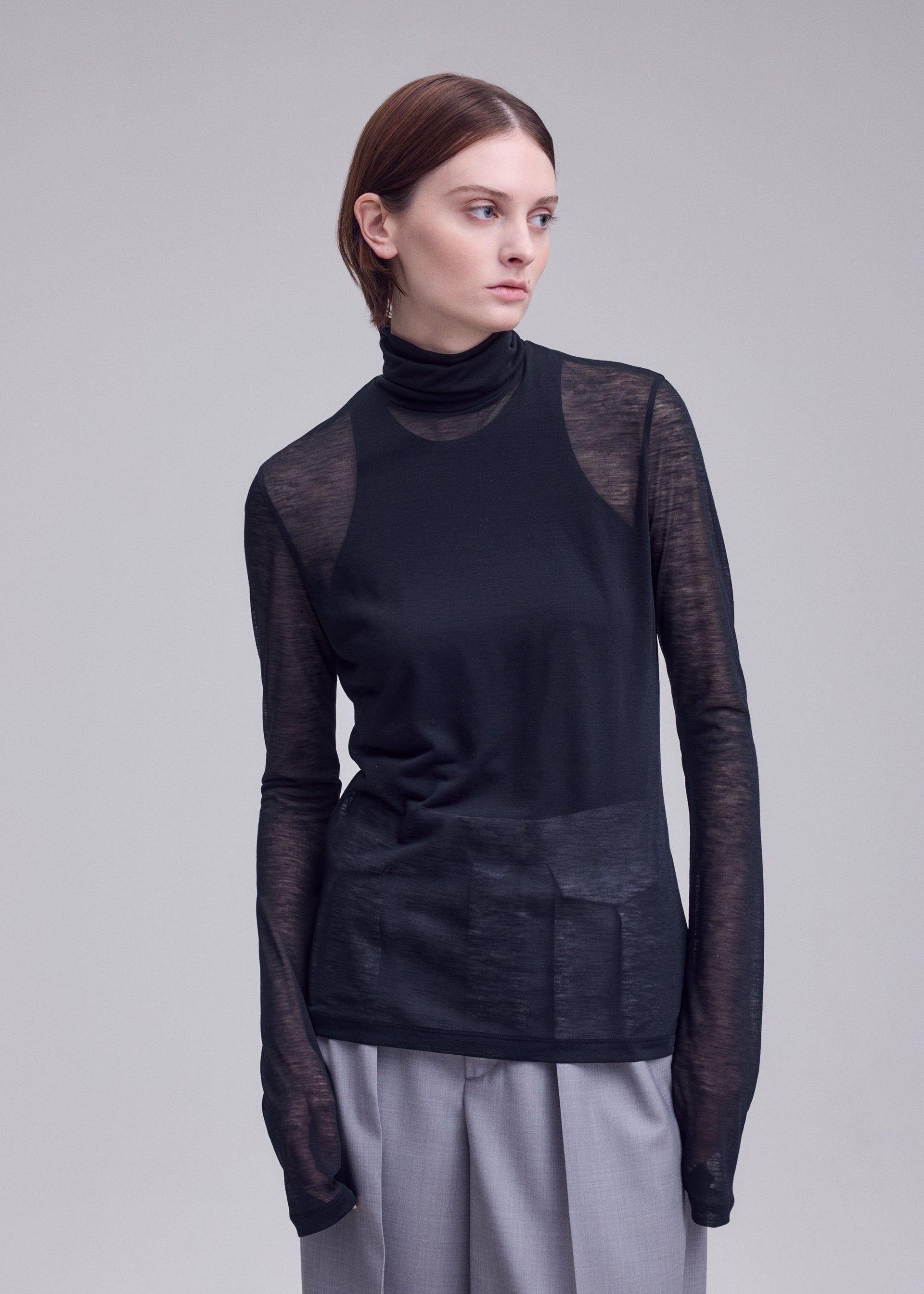 Issey Miyake Sheer Wool Jersey průsvitný rolák černý