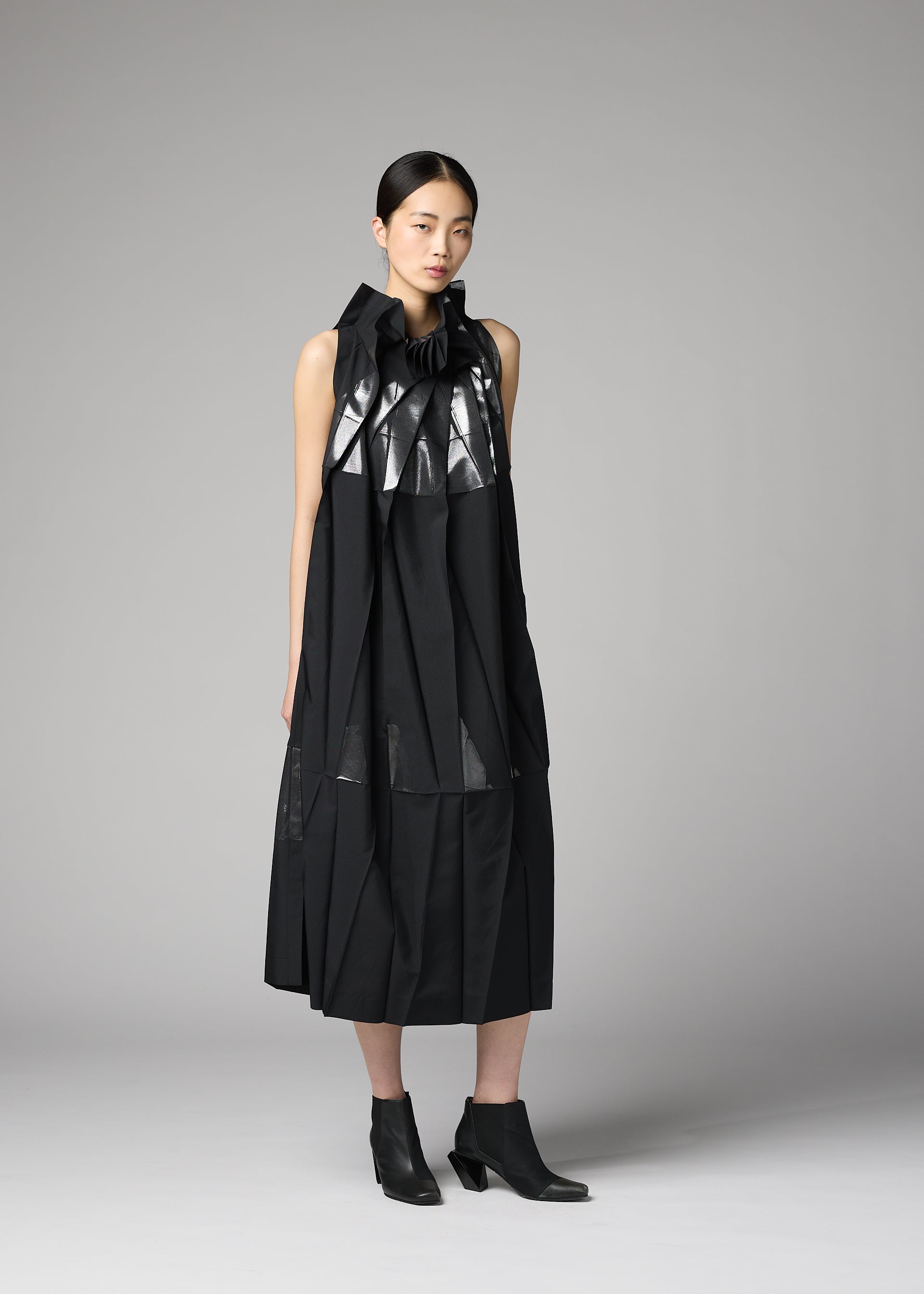 132 5. ISSEY MIYAKE No.3-2 šaty černá/stříbrná fólie