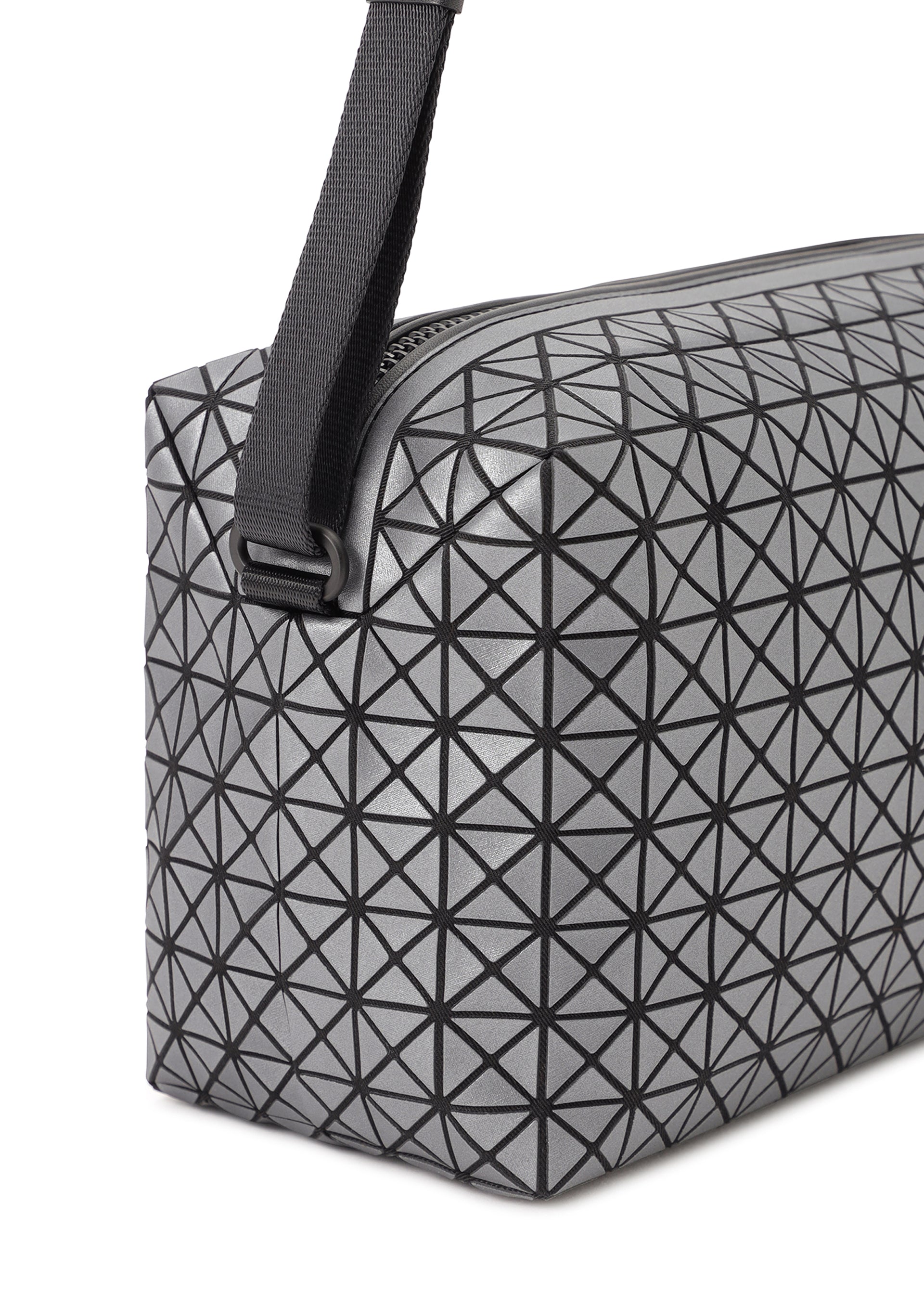 Issey Miyake Saddle Bag Reflector kabelka šedá
