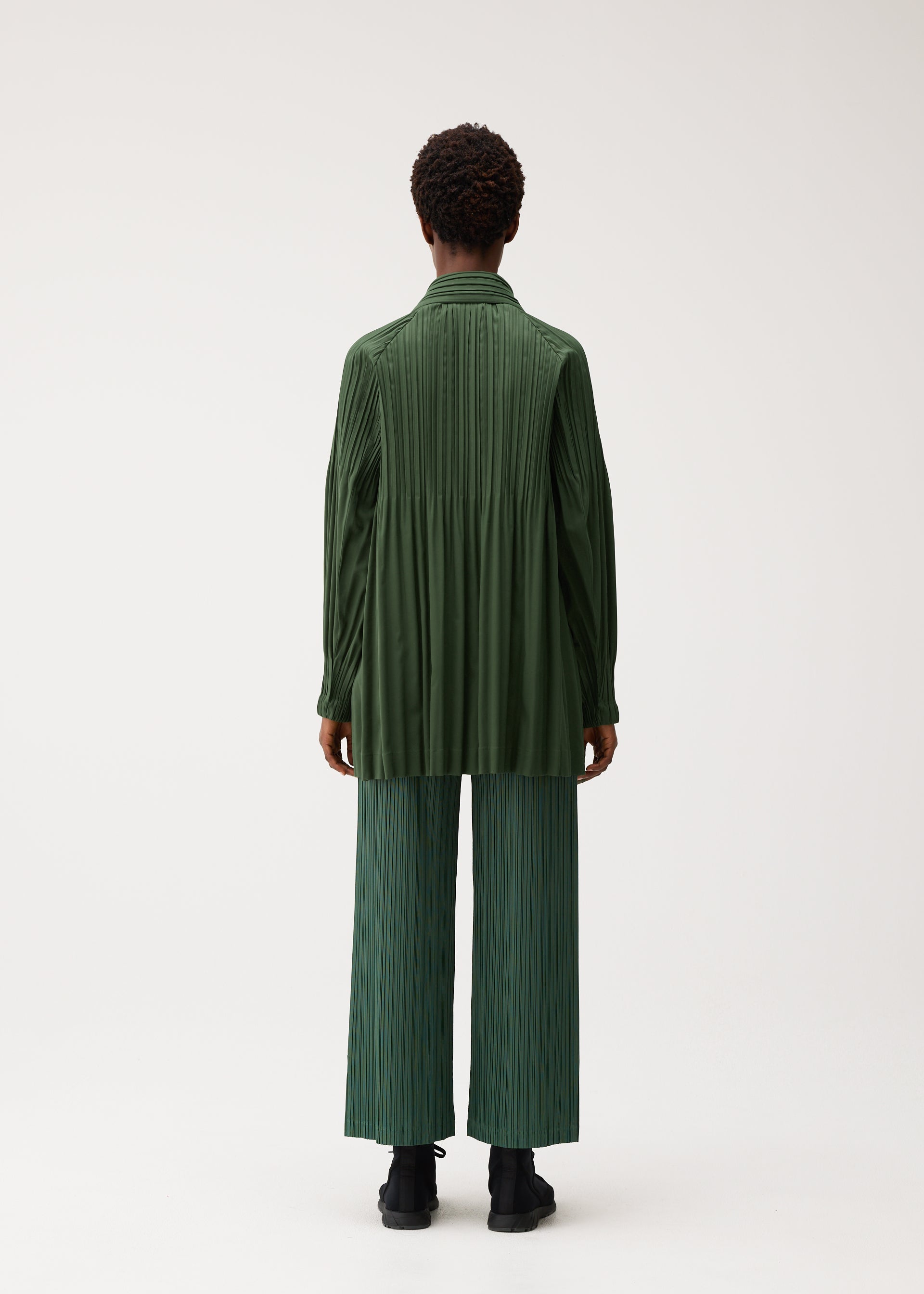 PLEATS PLEASE ISSEY MIYAKE SMOOTH COAT kabát černá